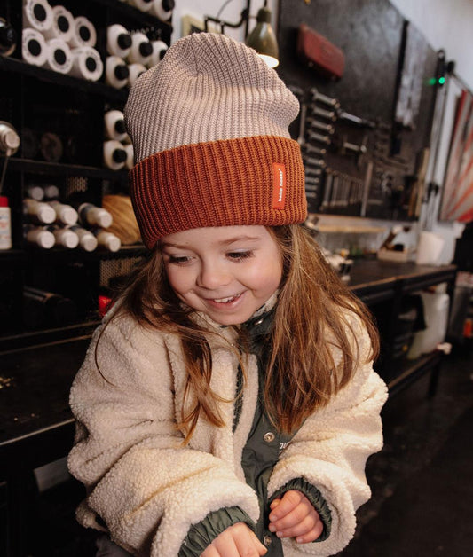 Fille avec le bonnet en maille bicolore Flow Tom - photo lifestyle - Hello Hossy