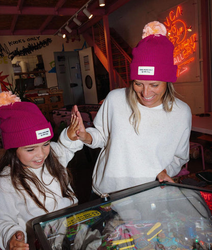 Gorro infantil violeta con pompón y bordado Cool Kids Only Hello Hossy