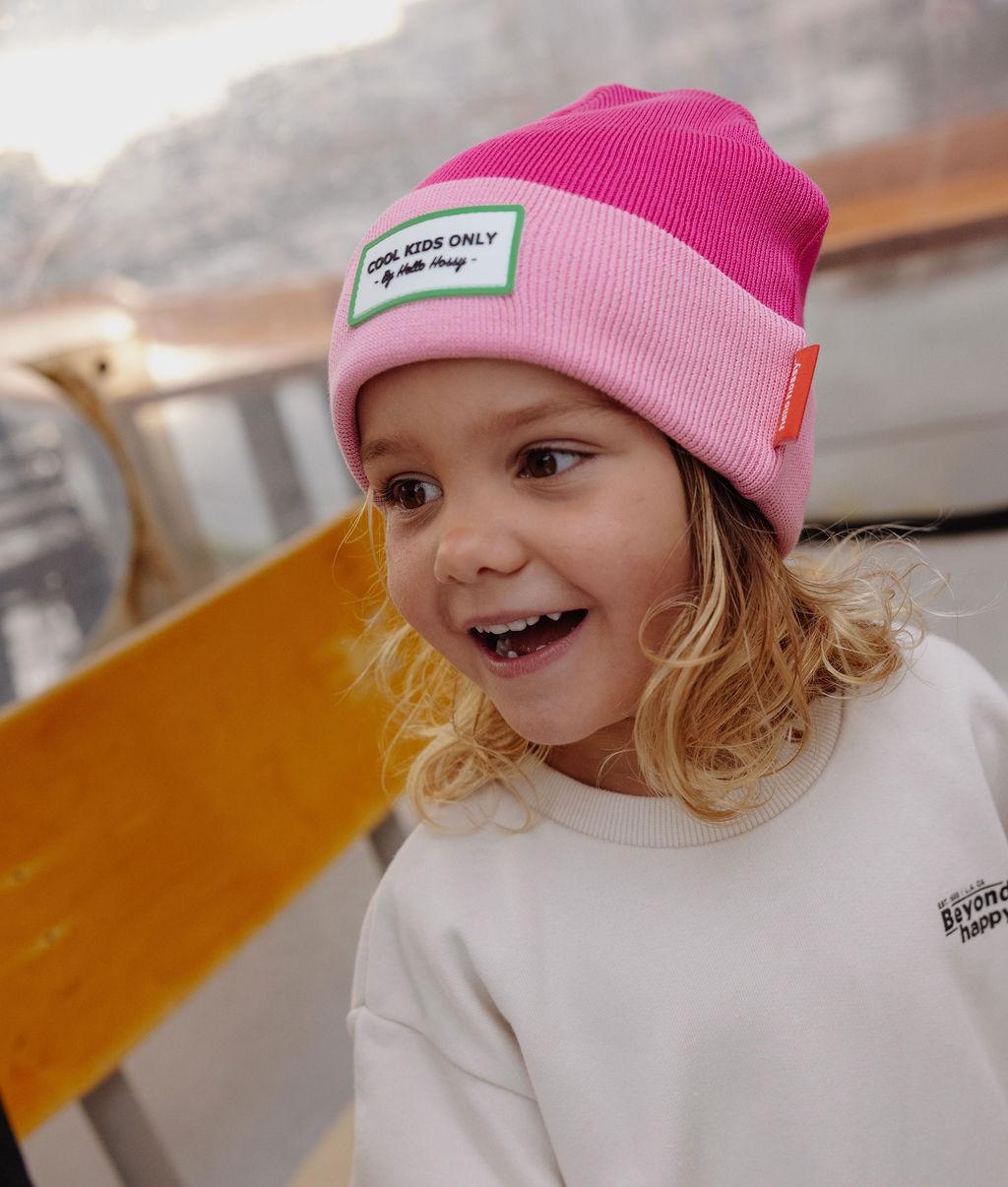 Gorro infantil bicolor fucsia rosa, etiqueta bordada Hello Hossy