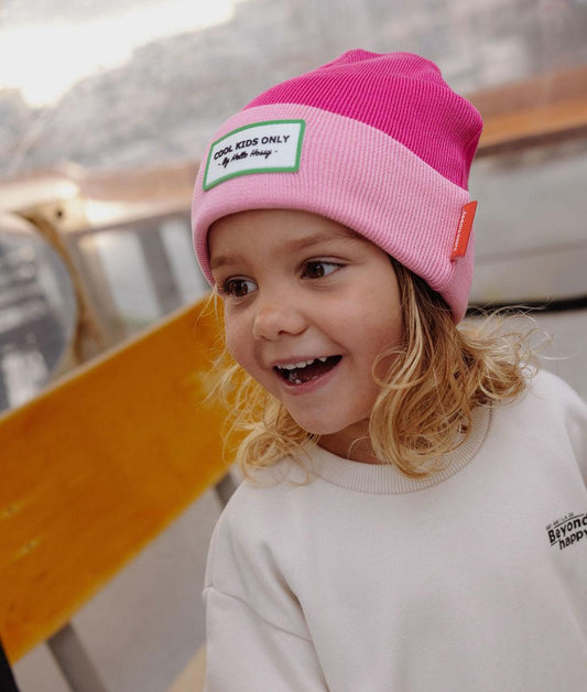 Gorro infantil bicolor fucsia rosa, etiqueta bordada Hello Hossy