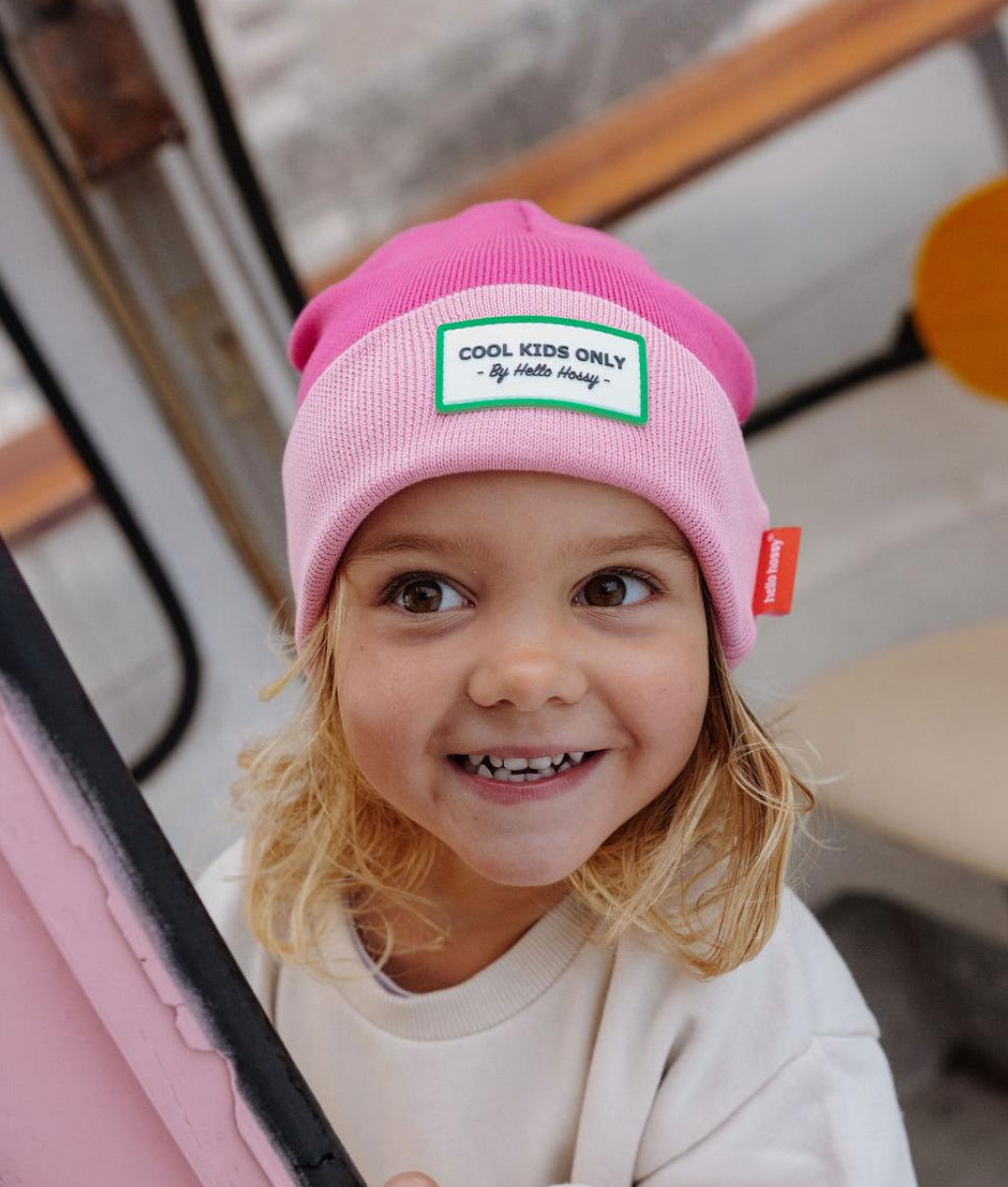 Gorro infantil rosa fucsia con etiqueta bordada Cool Kids Hello Hossy