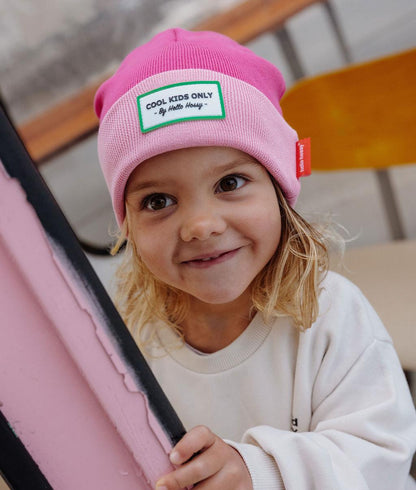 Gorro infantil rosa fucsia con etiqueta bordada Cool Kids Only Hello Hossy