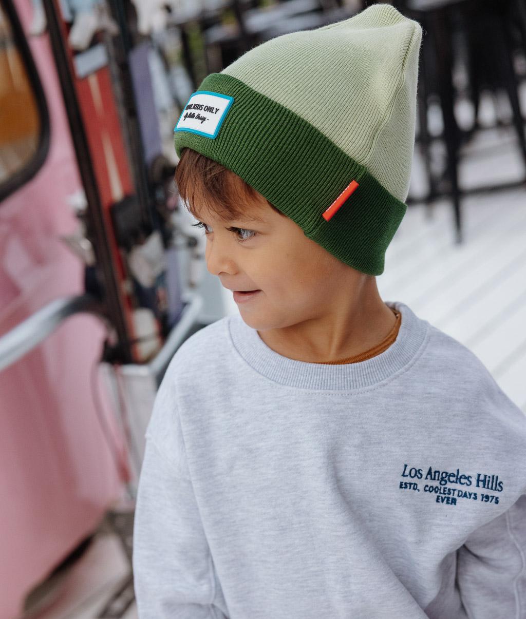 Gorro infantil verde bicolor con etiqueta bordada Hello Hossy