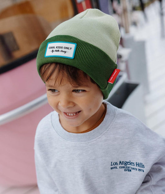 Gorro infantil bicolor verde claro verde oscuro etiqueta bordada Hello Hossy