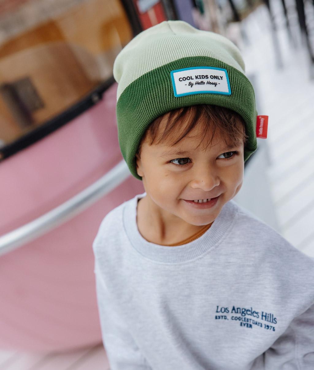 Gorro infantil verde bicolor con bordado de texto Cool Kids Hello Hossy
