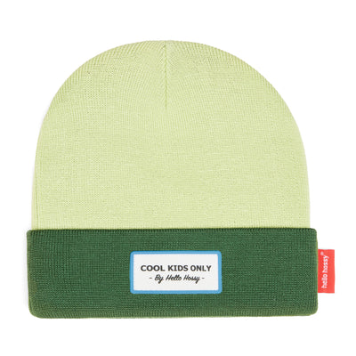 Gorro infantil verde claro con borde oscuro y etiqueta bordada Hello Hossy