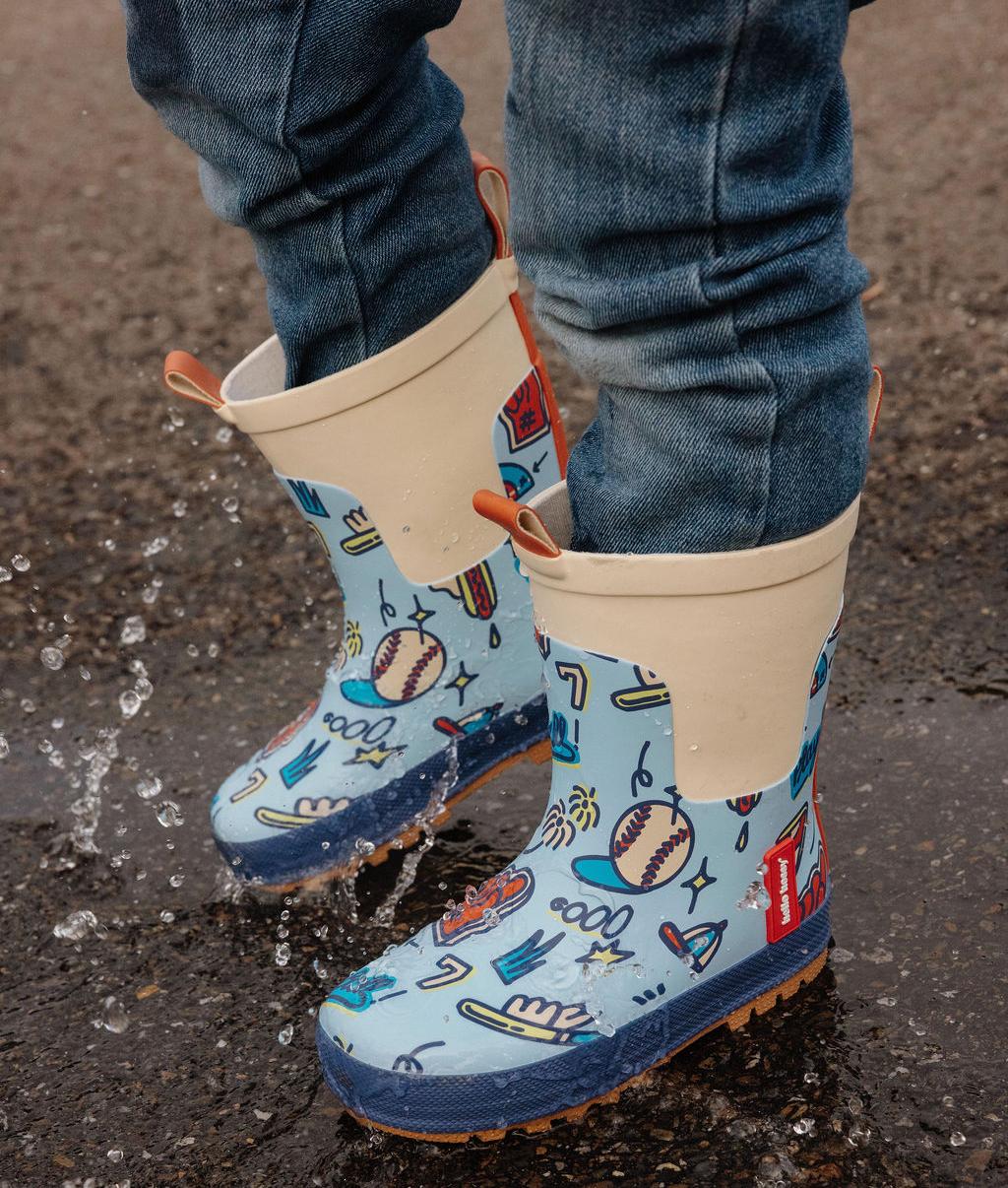Botas de agua infantiles azules con estampado deportivo, detalles naranjas y suela antideslizante Hello Hossy