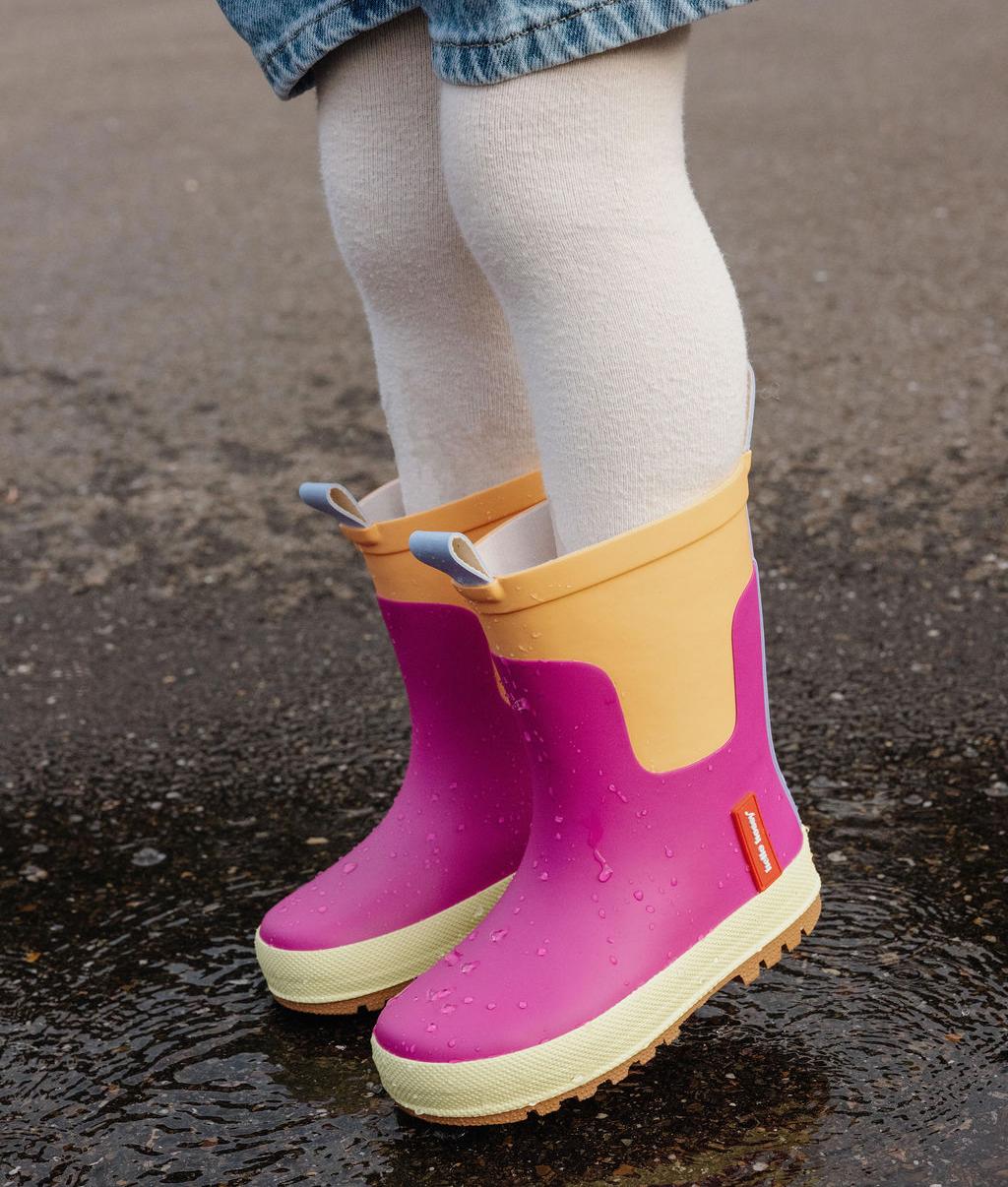 Botas de agua infantiles violetas y naranjas con suela crema Hello Hossy