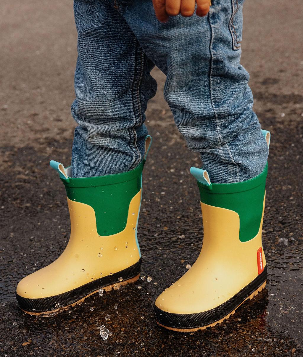 Botas de agua infantiles amarillas y verdes con suela negra Hello Hossy