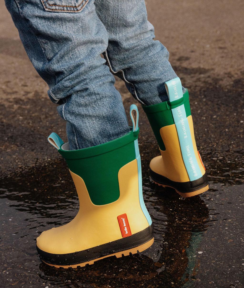 Botas de agua infantiles amarillas y verdes con suela negra Hello Hossy