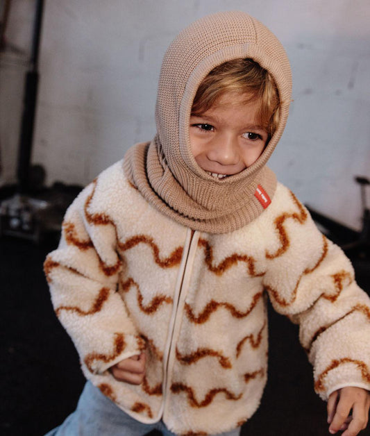 Cagoule en maille Hoody Latte portée par un garçon – look hiver – Hello Hossy