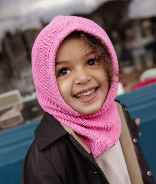 Cagoule en maille rose Hoody Lila portée par une fille – vue de face – Hello Hossy