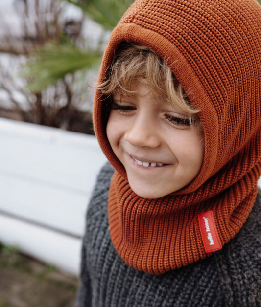 Enfant avec cagoule en maille Hoody Nut – vue de 3/4 – photo lifestyle – Hello Hossy