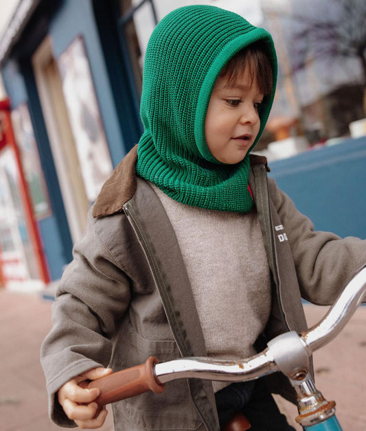 Cagoule en maille Hoody Pine portée par un garçon – vue de 3/4 – look urbain – Hello Hossy