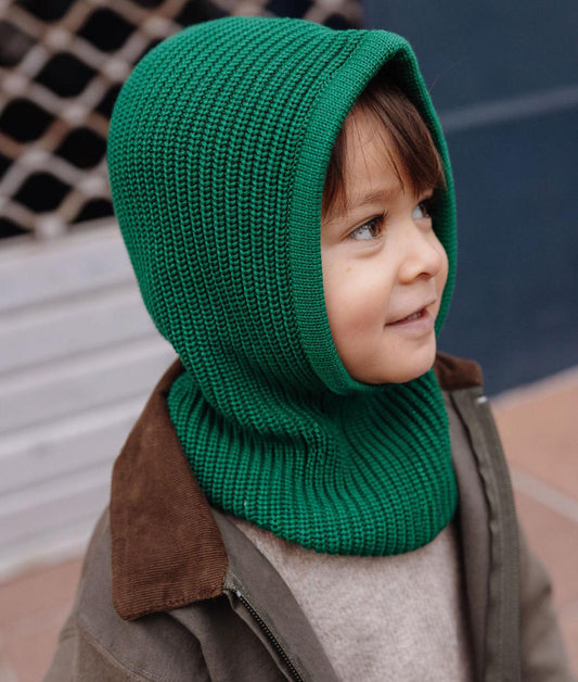 Enfant portant la cagoule en maille Hoody Pine - vue de 3/4 - Hello Hossy