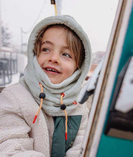 Cagoule en polaire Warmy Green portée par un garçon – look ski – Hello Hossy