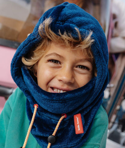 Pasamontañas infantil azul de tejido polar con lazos ajustables y etiqueta Hello Hossy