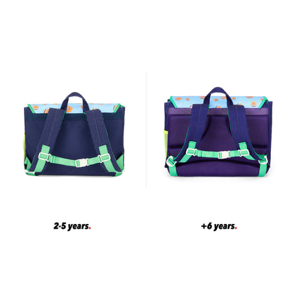 Cartera escolar infantil azul estampado deporte balones naranja vista trasera comparativa 2 tallas Hello Hossy