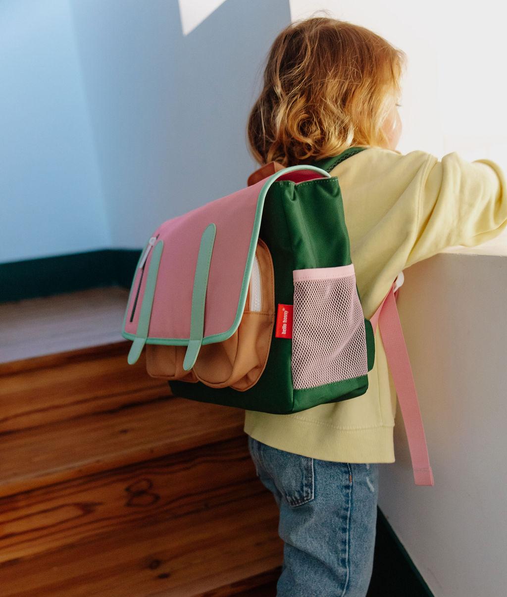 Cartable enfant rose vert détails beige poches filet Hello Hossy