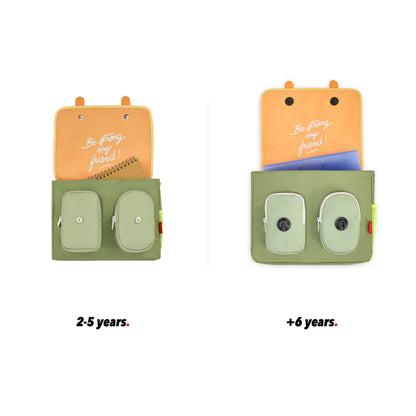 Cartera escolar infantil verde asas marrón bolsillo vista de frente abierta comparativa 2 tallas Hello Hossy