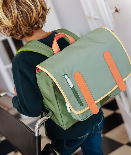 Cartera escolar infantil verde con detalles naranja y bolsillo con cremallera Hello Hossy