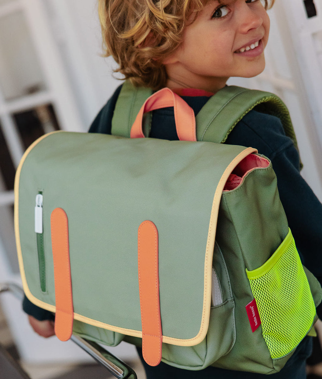 Cartera escolar infantil verde con detalles naranja y bolsillo amarillo flúo Hello Hossy