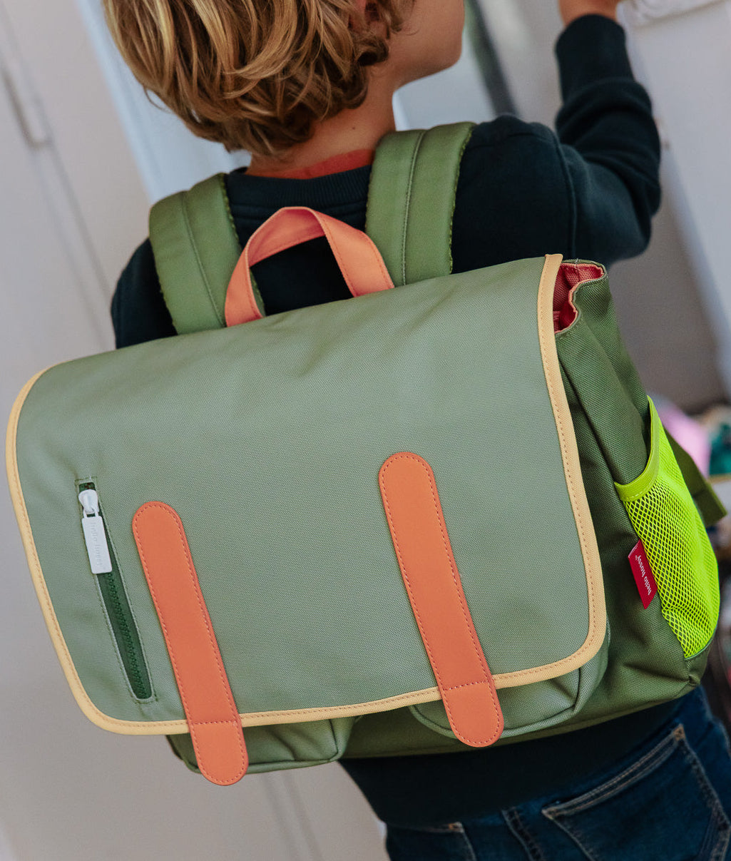 Cartera escolar infantil verde asas naranja bolsillo con cremallera Hello Hossy