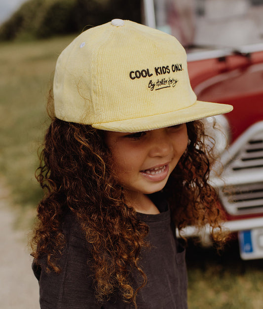 Casquette Enfants Mini Citrus, visière plate, velours, certifiée Oeko-Tex, dès 9 mois, Cool Kids Only !