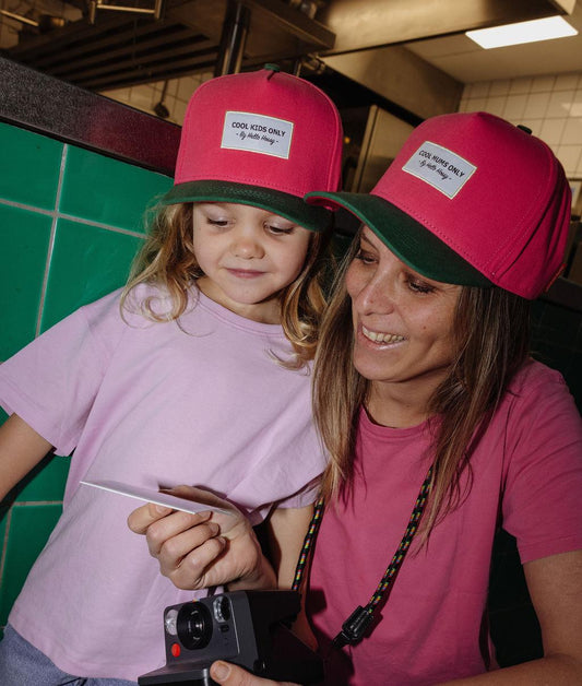 Duo mamá niño gorra fucsia visera verde curvada Hello Hossy