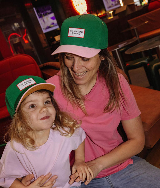 Gorra verde puesta por una mamá y su hijo Hello Hossy
