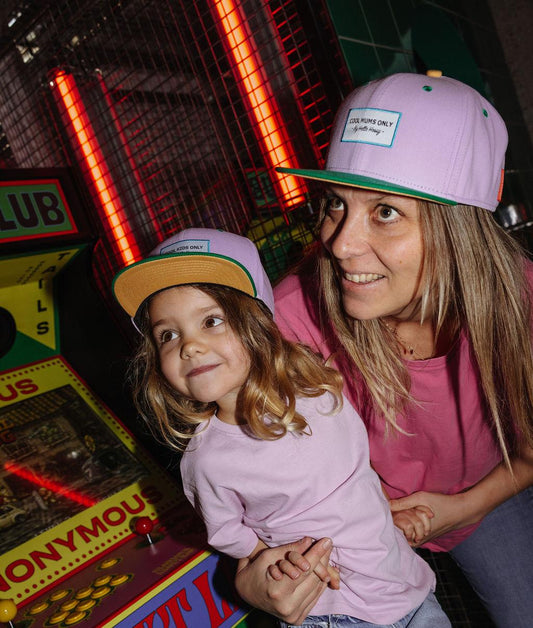 Gorra padres niño bicolor rosa y verde visera plana Hello Hossy