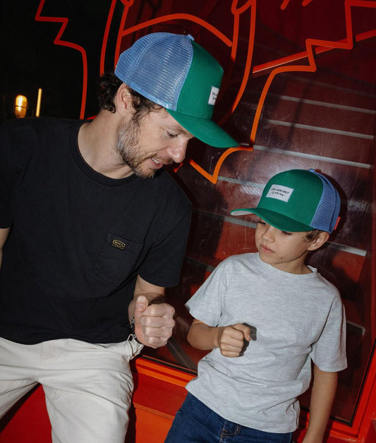 Casquette enfant vert bleu filet arrière visière courbée duo parent enfant Hello Hossy