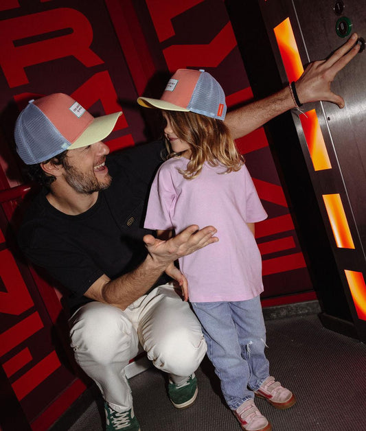 Gorra infantil Trucker naranja y azul claro llevada por un papá y su hijo Hello Hossy