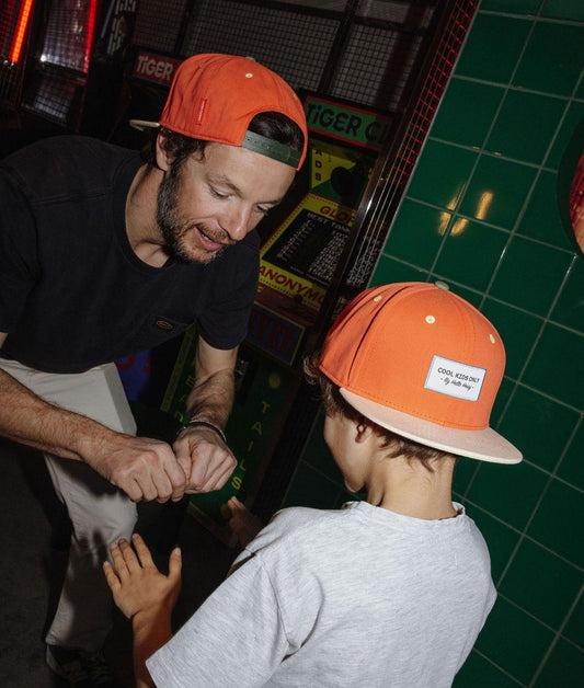 Duo papá niño gorras naranja beige visera Plana Hello Hossy