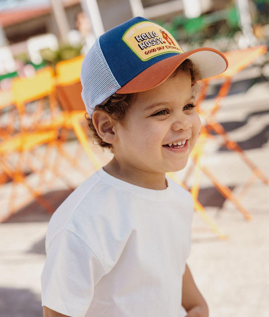 Enfant portant casquette bleu orange filet blanc patch Hello Hossy