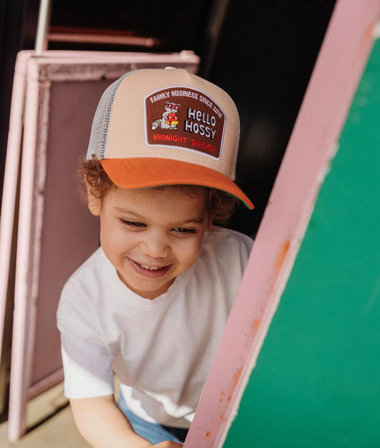 Enfant portant casquette beige orange visière courbée patch Hello Hossy