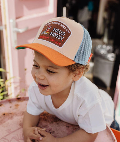 Niño con gorra beige naranja red azul Patch Hello Hossy