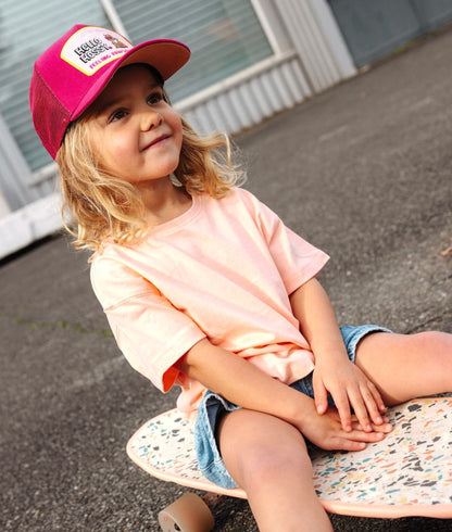 Enfant portant la casquette fuchsia visière courbée patch chien Hello Hossy