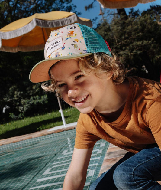 Casquette enfant beige bleu imprimé plage filet arrière visière courbée Hello Hossy