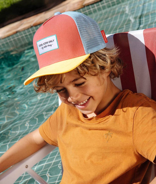 Casquette enfant orange et bleu clair visière jaune portée Hello Hossy