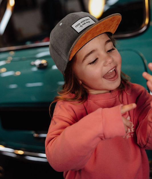 Enfant portant la casquette velours grise Sweet Berry – photo lifestyle – Hello Hossy