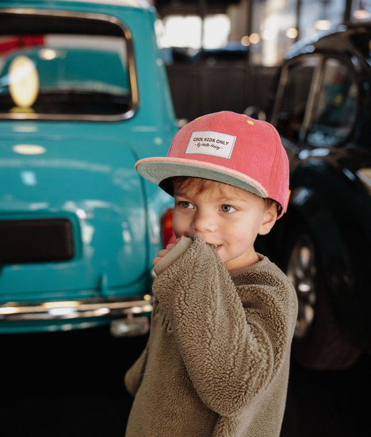 Casquette velours rose Sweet Pitaya portée par un garçon – photo lifestyle – Hello Hossy