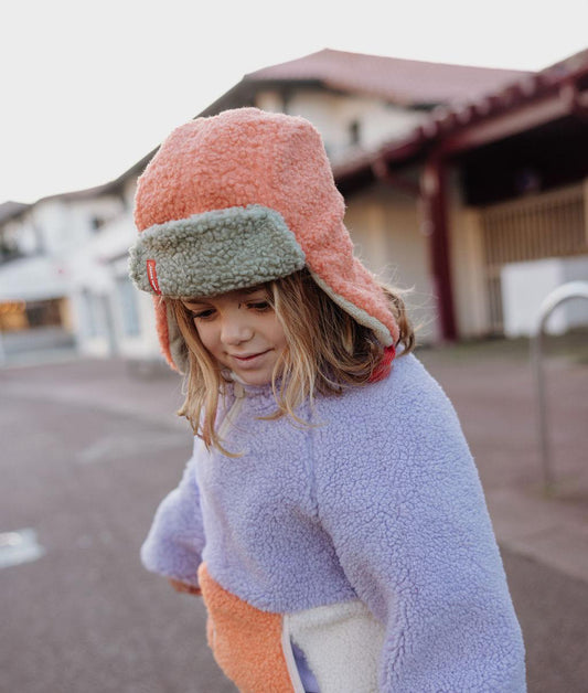 Fille portant la chapka bicolore Cozy Jim – vue de 3/4 – Hello Hossy