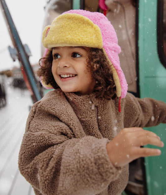 Enfant avec la chapka polaire Cozy Kira – vue de 3/4 – Hello Hossy