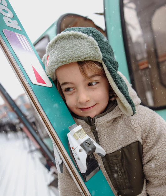 Garçon avec la chapka en moumoute bicolore Cozy Neo - vue de 3/4 - Hello Hossy