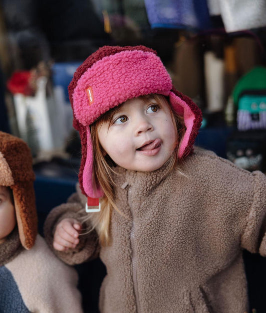 Enfant portant la chapka bicolore Cozy Tara - vue de face - photo lifestyle - Hello Hossy