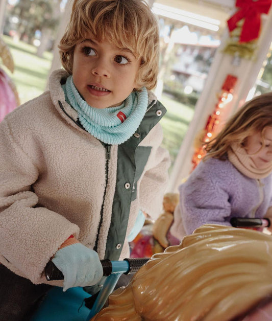 Gants en maille bicolore Handy Candy portés par un garçon – photo lifestyle – Hello Hossy