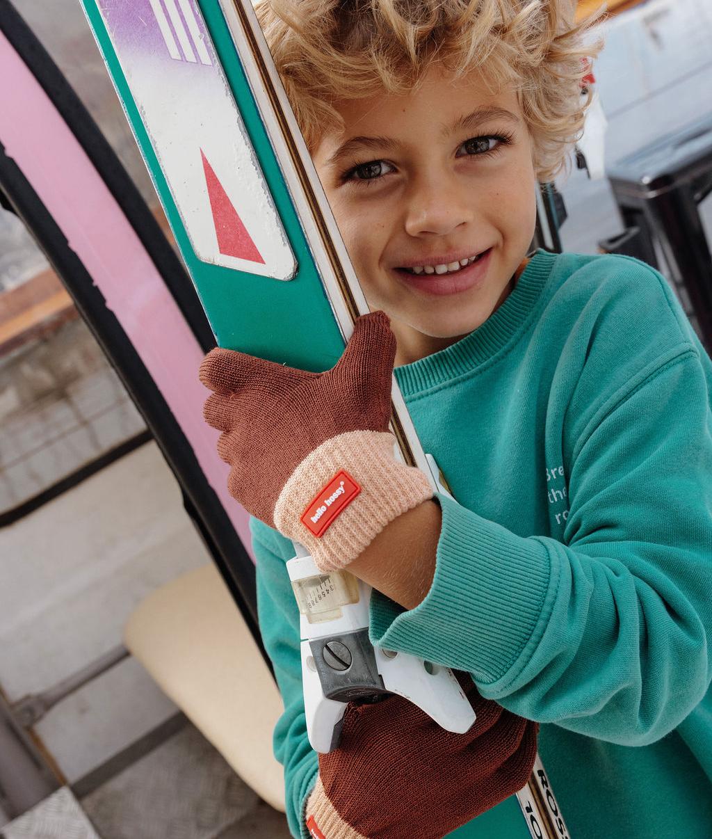 Guantes infantiles marrón con borde Beige y etiqueta roja Hello Hossy