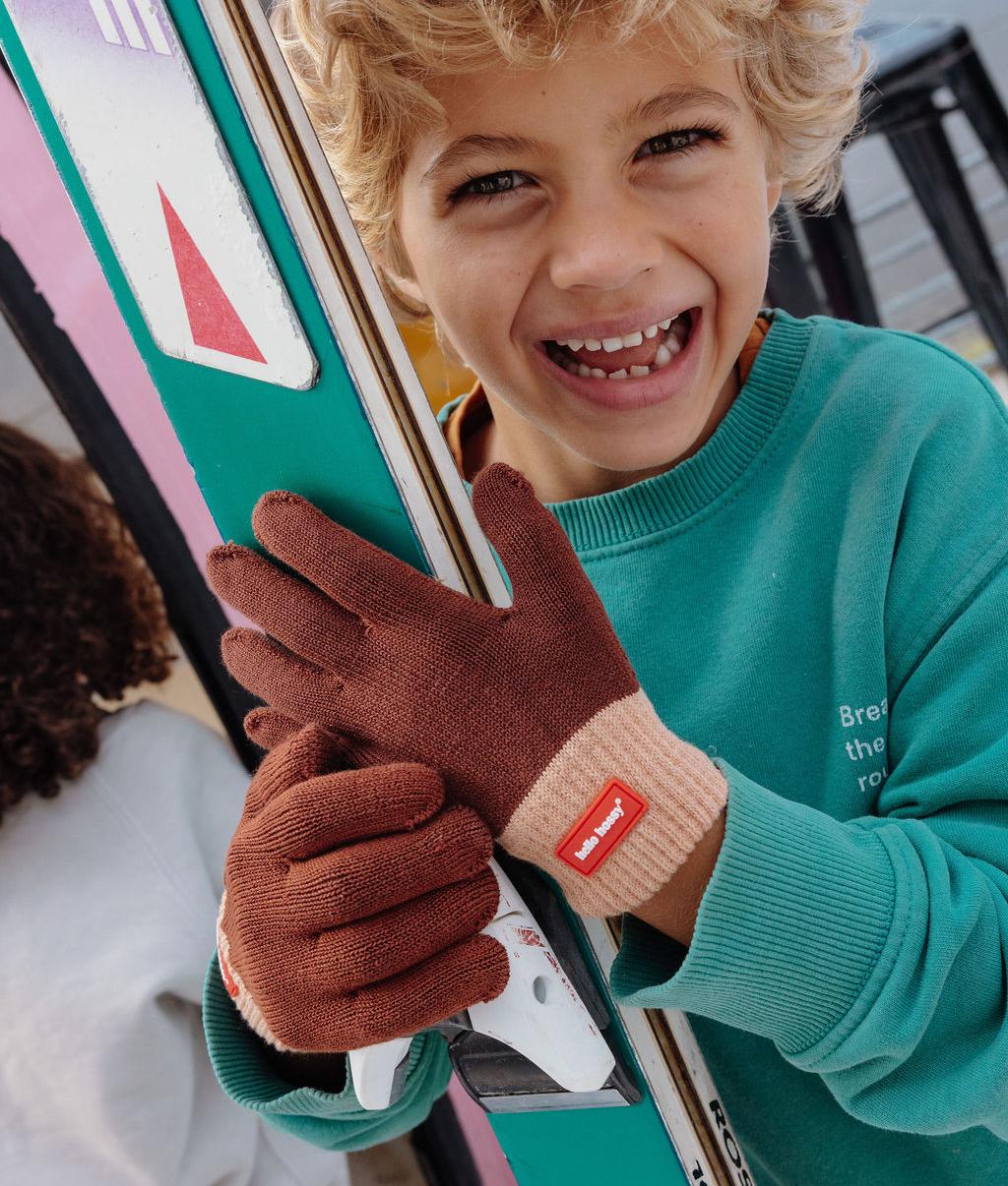Guantes infantiles marrón con borde Beige y etiqueta roja Hello Hossy