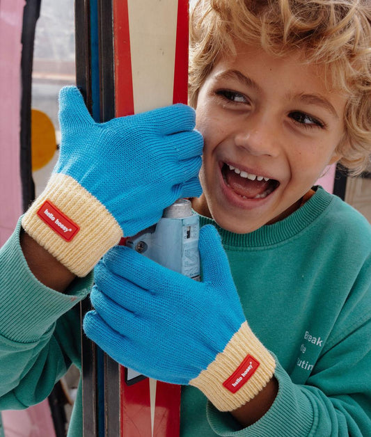 Guantes infantiles azul y Beige con banda elástica y detalle rojo Hello Hossy